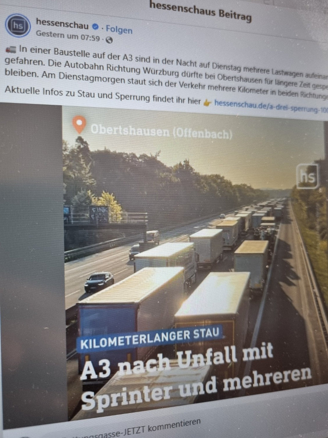 Screenshot: Ein hessenschau-Beitrag zeigt Stau mit Lkws ohne Rettungsgasse
