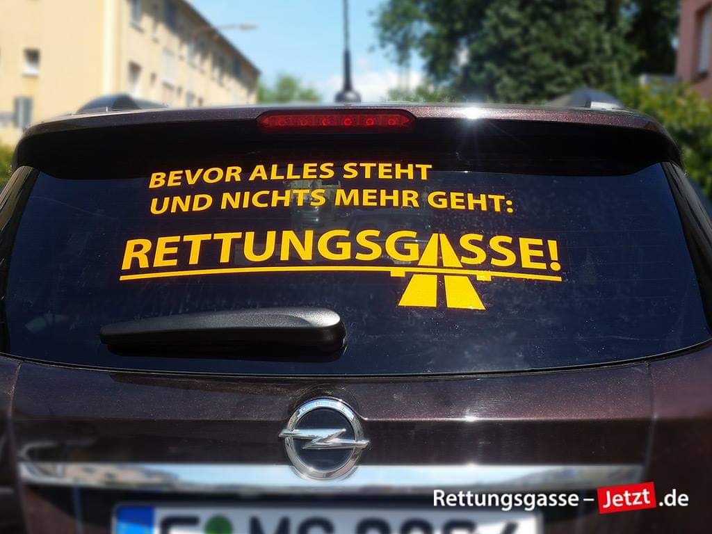 Anwendungsbeispiel: Heckscheibe mit Rettungsgasse-Aufkleber "bevor alles steht und nichts mehr geht: RETTUNGSGASSE!"